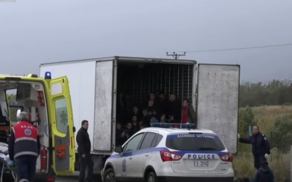 Spasili ih na vreme!  Policija zaustavila vozilo sa 41 migrantom i zatekla iznenađujuć prizor!