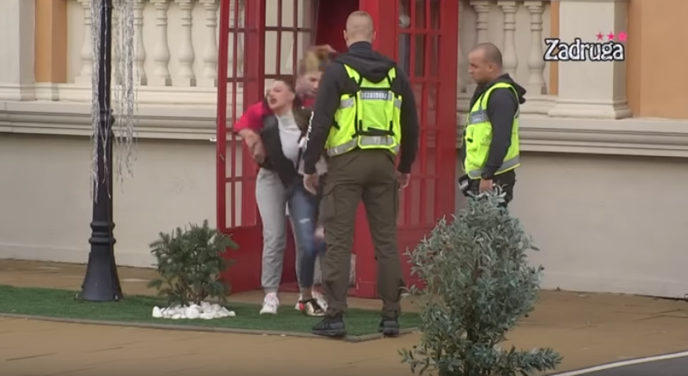 Zadrugarka dobila nervni slom! Razlupala celu govornicu, lomila sve pred sobom! (VIDEO)