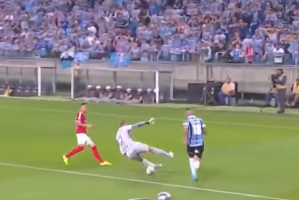 Nije gledao gde je lopta - Brazilac klizećim za zatvor povredio rivala pa se čudio sudijskoj odluci (VIDEO)