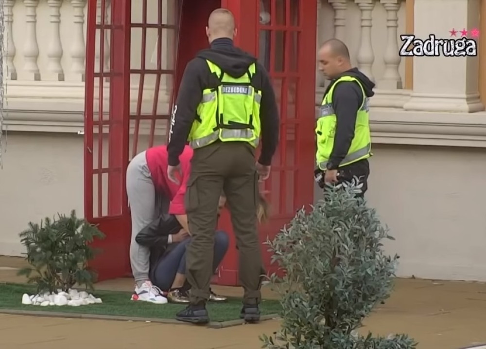 Tara razlupala govornicu, ni obezbeđenje nije moglo da je obuzda! (VIDEO)