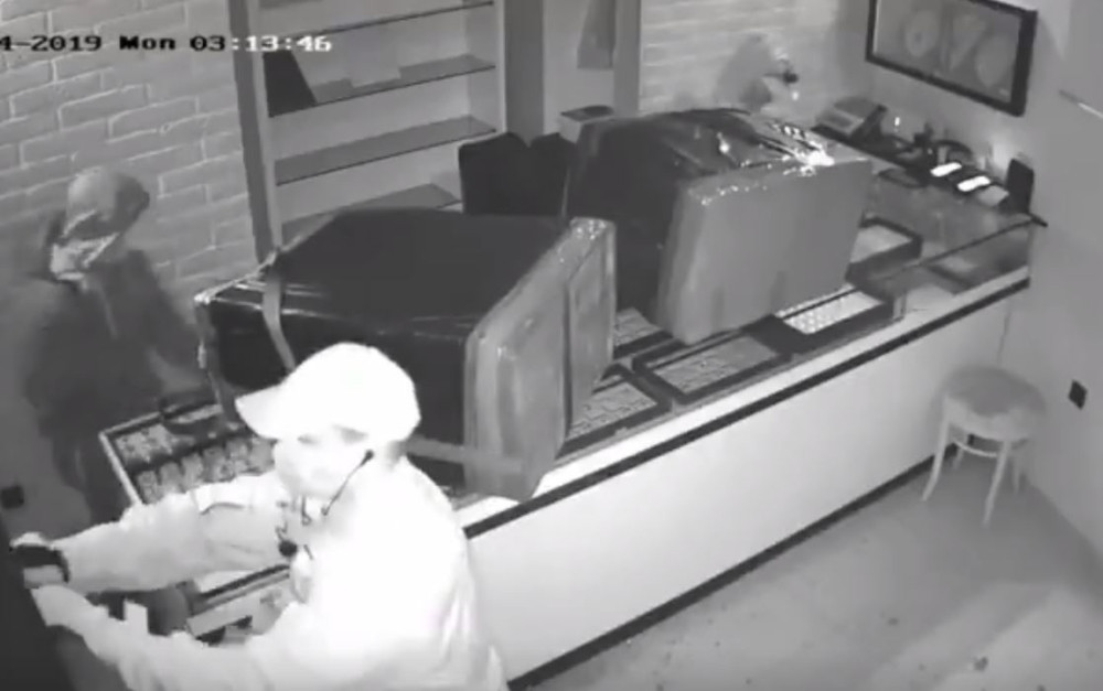 Filmska scena krađe traje manje od 2 minuta! Odneli su više od 100.000 evra! (VIDEO)