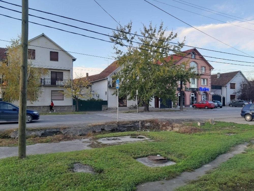 Pitanje je dana kada će neko od dece nastradati! Problem sa ovim pešačkim prelazom je prava noćna mora u Batajnici!