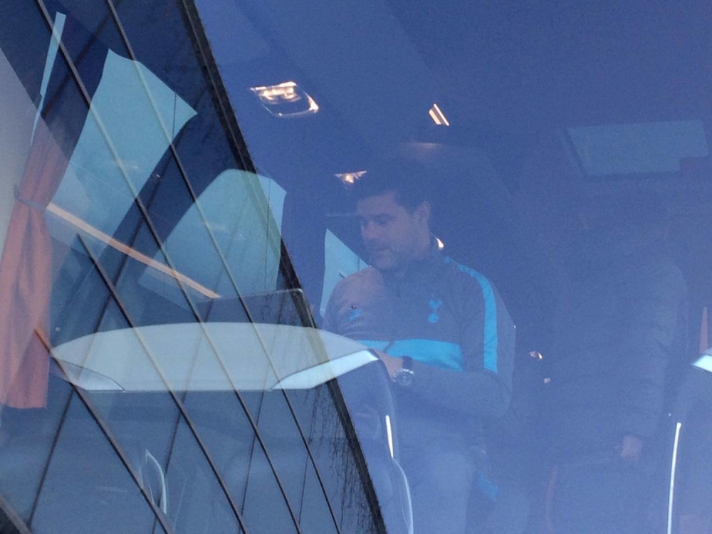 Totenhem stigao u Beograd, neraspoloženi za slikanje, nisu ni otpozdravili navijače! FOTO/VIDEO)