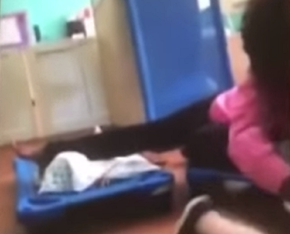 Majka deteta sasvim slučajno pogledala snimak. Ljupka vaspitačica pokazala pravo lice monstruma! (VIDEO)