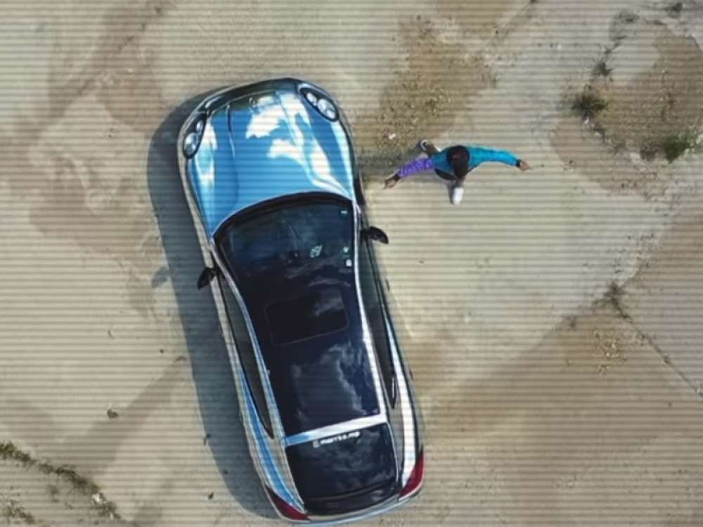 Divljao je beogradskim ulicama, snimao policajca dok mu piše kaznu, vozio 263 kilometara na čas! Evo ko je vlasnik misterioznog srebrnog poršea!