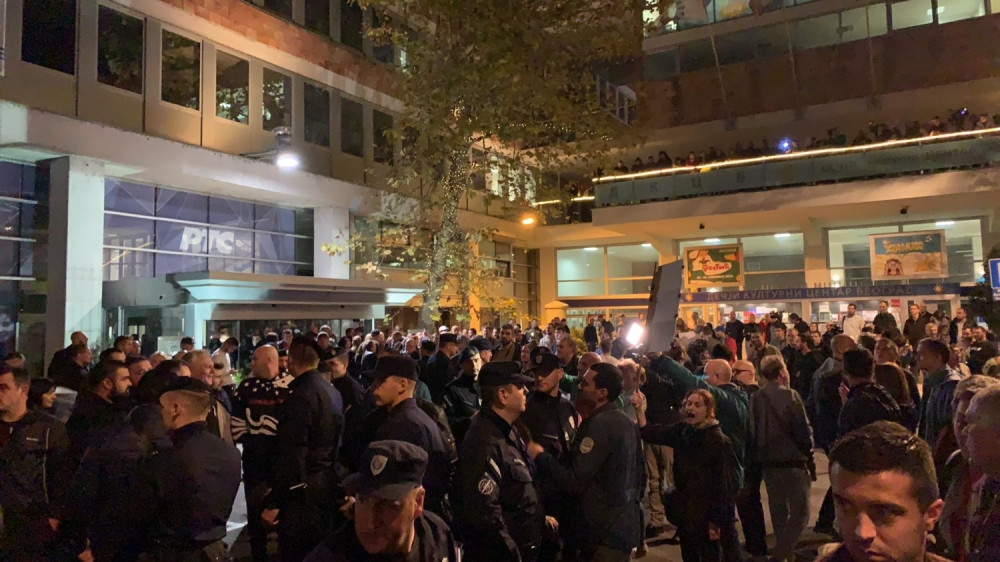 Čekaju na nož predsednika Vučića! Sve vrvi od policije! (VIDEO)