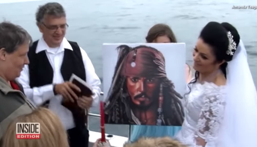 Udala se za duha starog 300 godina, a sada se razvodi od ukletog gusara!