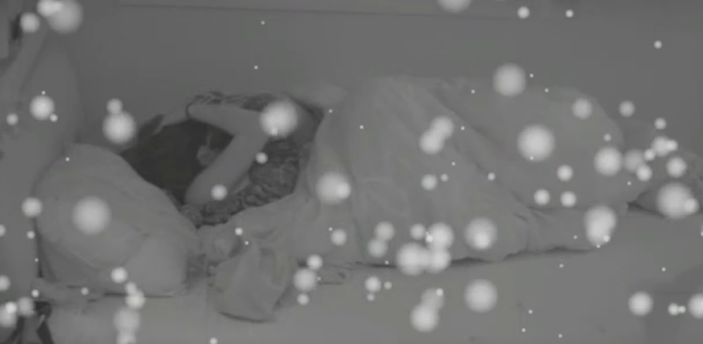 Njih dvoje završili zajedno u krevetu! Razmenjivali vrele dodire, ljubili se, sve se treslo!