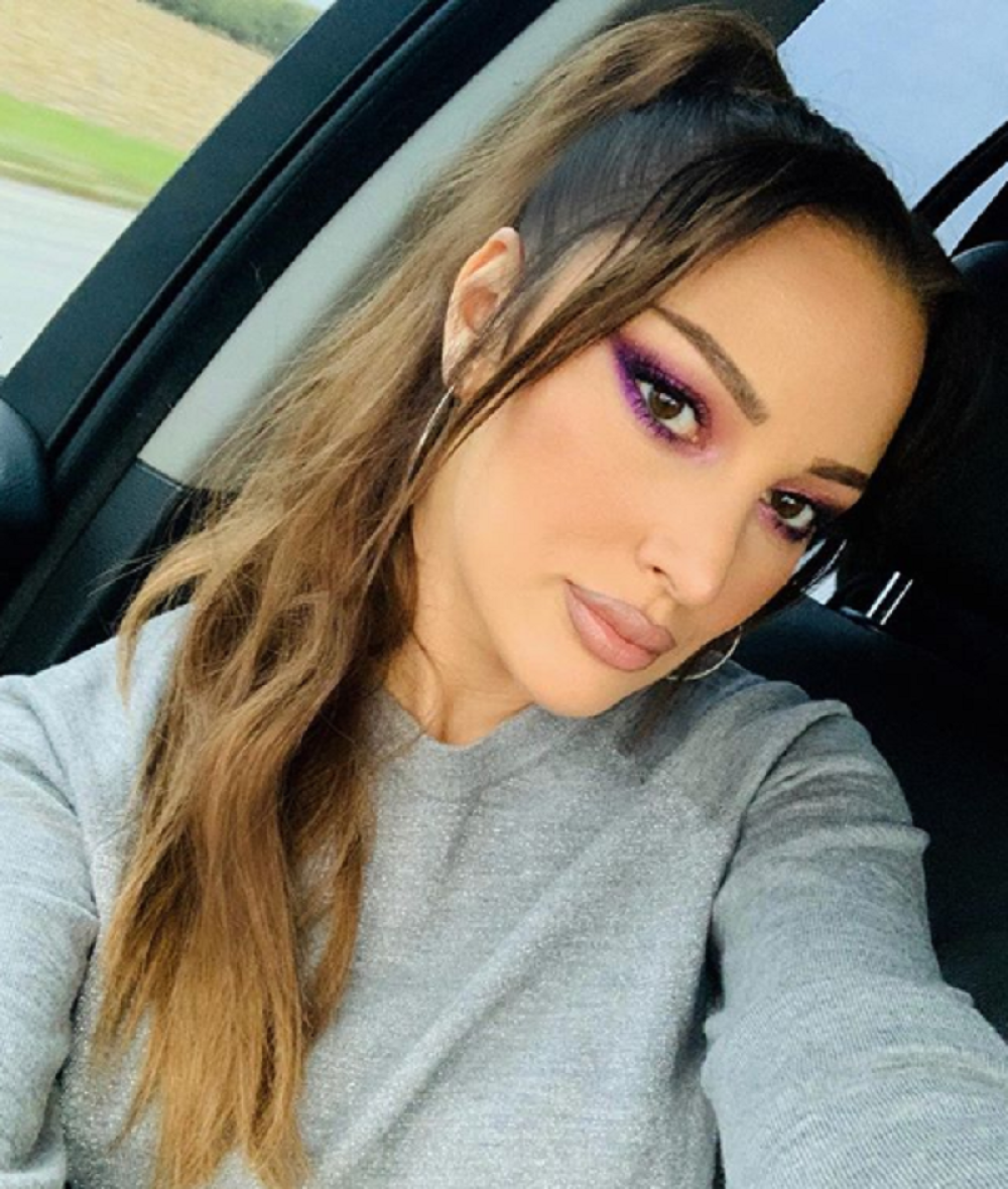 Prijovićka u kratkom miniću mamila uzdahe! Pokazala zategnuto telo, a zbog njenih čizmi vam neće biti dobro! (FOTO)