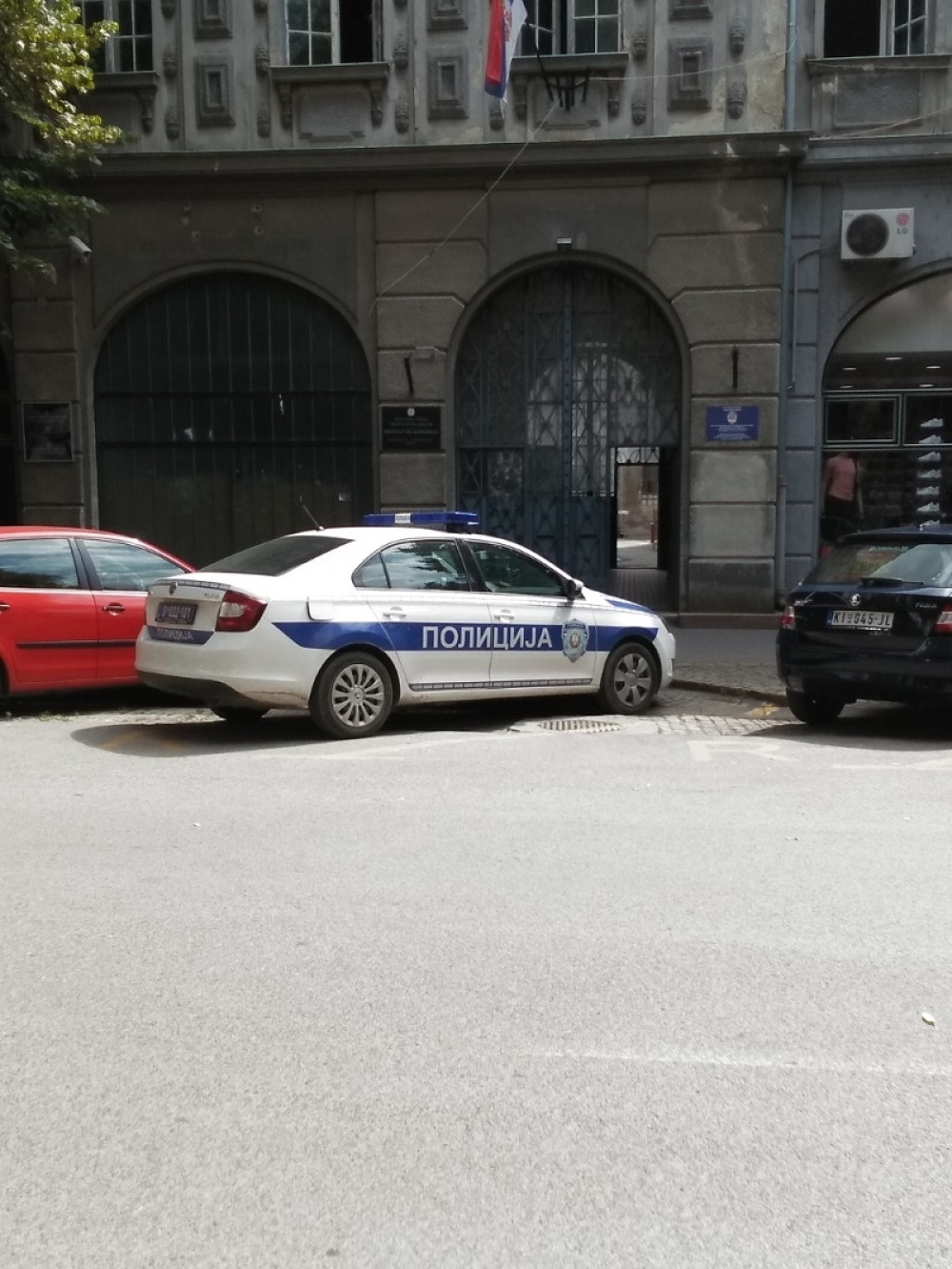 Ona ga nazvala Borivoje, a on je uhvatio za vrat