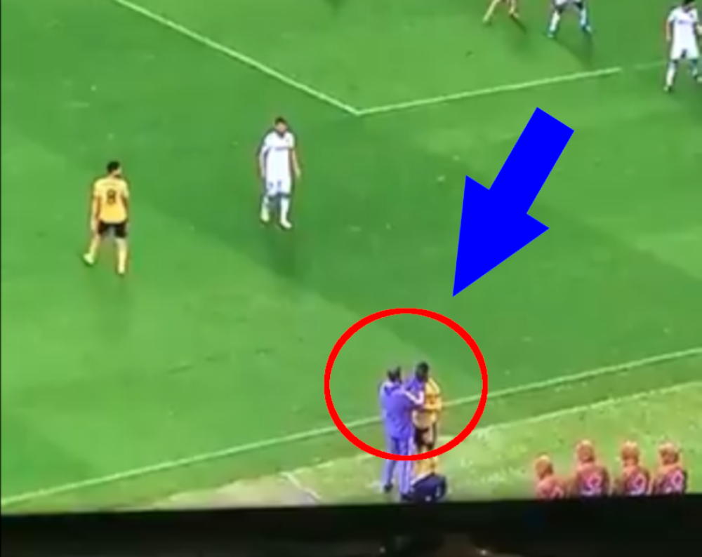 Kada su sudije videle šta je fudbaler Arsenala uneo na meč, odmah su zatražili da napusti igru! Nezapamćeno (VIDEO)