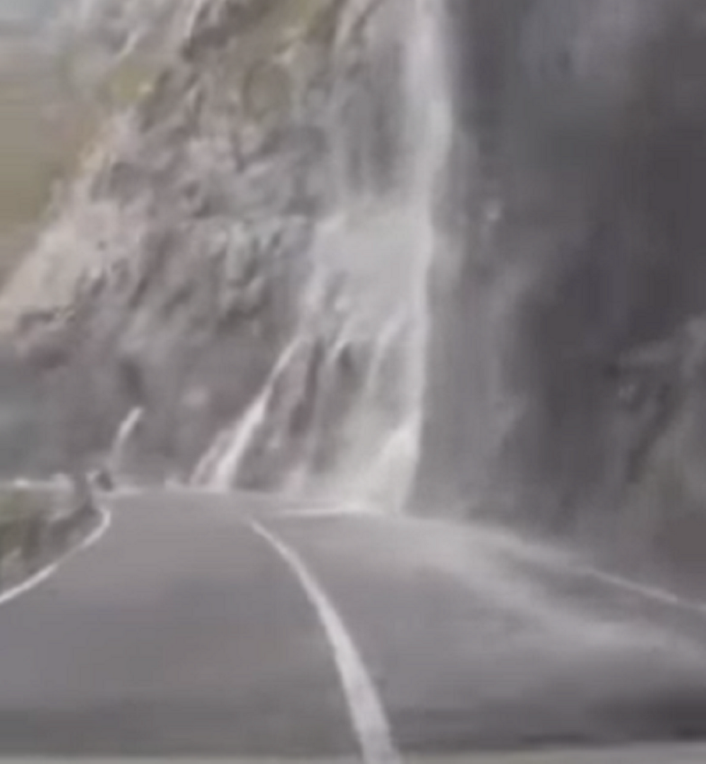 Voda šiklja sa planina na sve strane, vozila jedva prolaze! (VIDEO SA LICA MESTA)