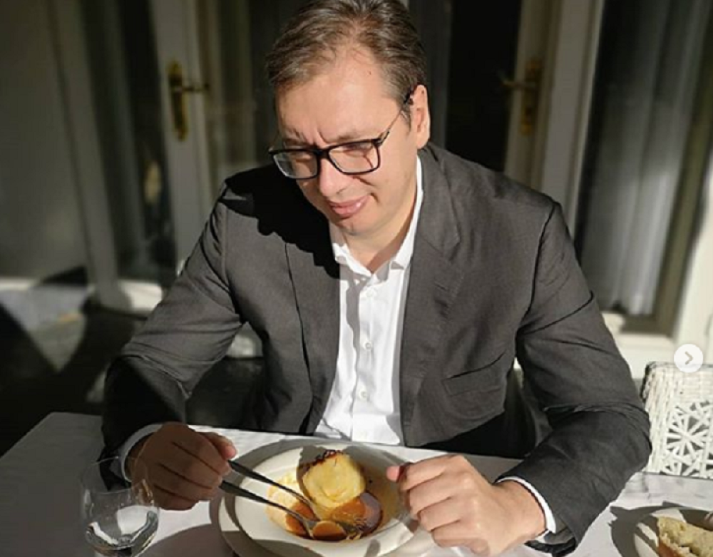 Predsednik pred put u Ženevu rešio da se okrepi. Fotografi ga uslikali baš u trenutku kad je najviše uživao (FOTO)