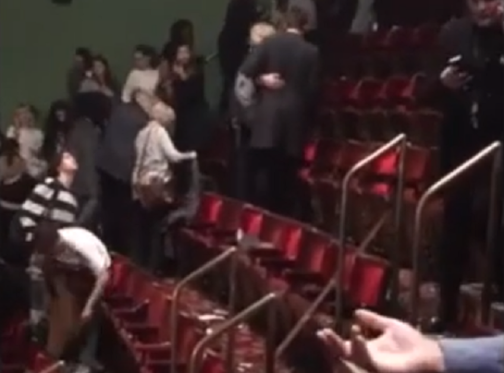 Srušio se krov pozorišta usred predstave, ima ranjenih, obavljena hitna evakuacija, a onda je on učinio neverovatnu stvar (VIDEO)