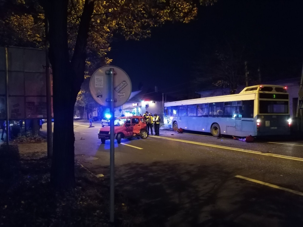 Težak udes u Novom Sadu, sedmoro povređeno u sudaru autobusa, kamiona i automobila! (FOTO)
