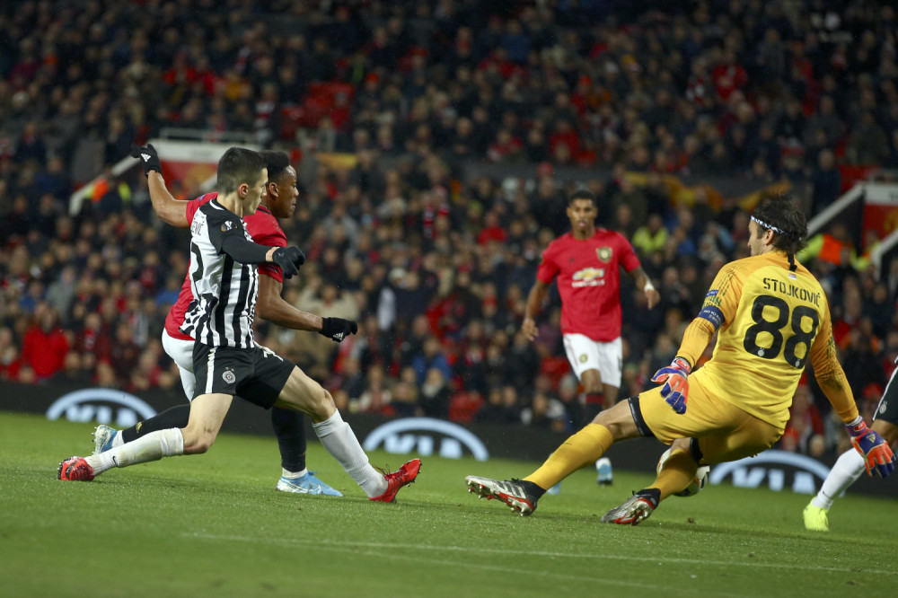 Navijači skorašnjeg Partizanovog rivala došli na "Traford" i iz sveg srca navijali za crno-bele (FOTO)