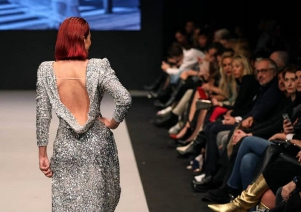 Pevačica ponela ekskluzivnu haljinu i oduvala sve manekenke na pisti! (FOTO)