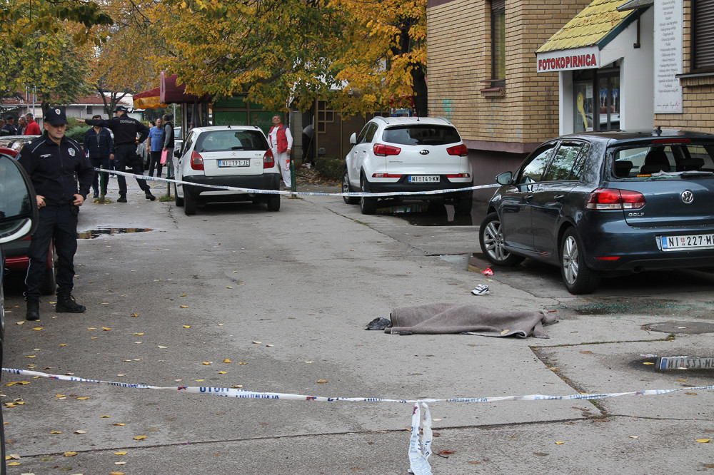 Molila policajce da podignu sivo ćebence kojim je prekriveno mrtvo telo njenog sina (7)!