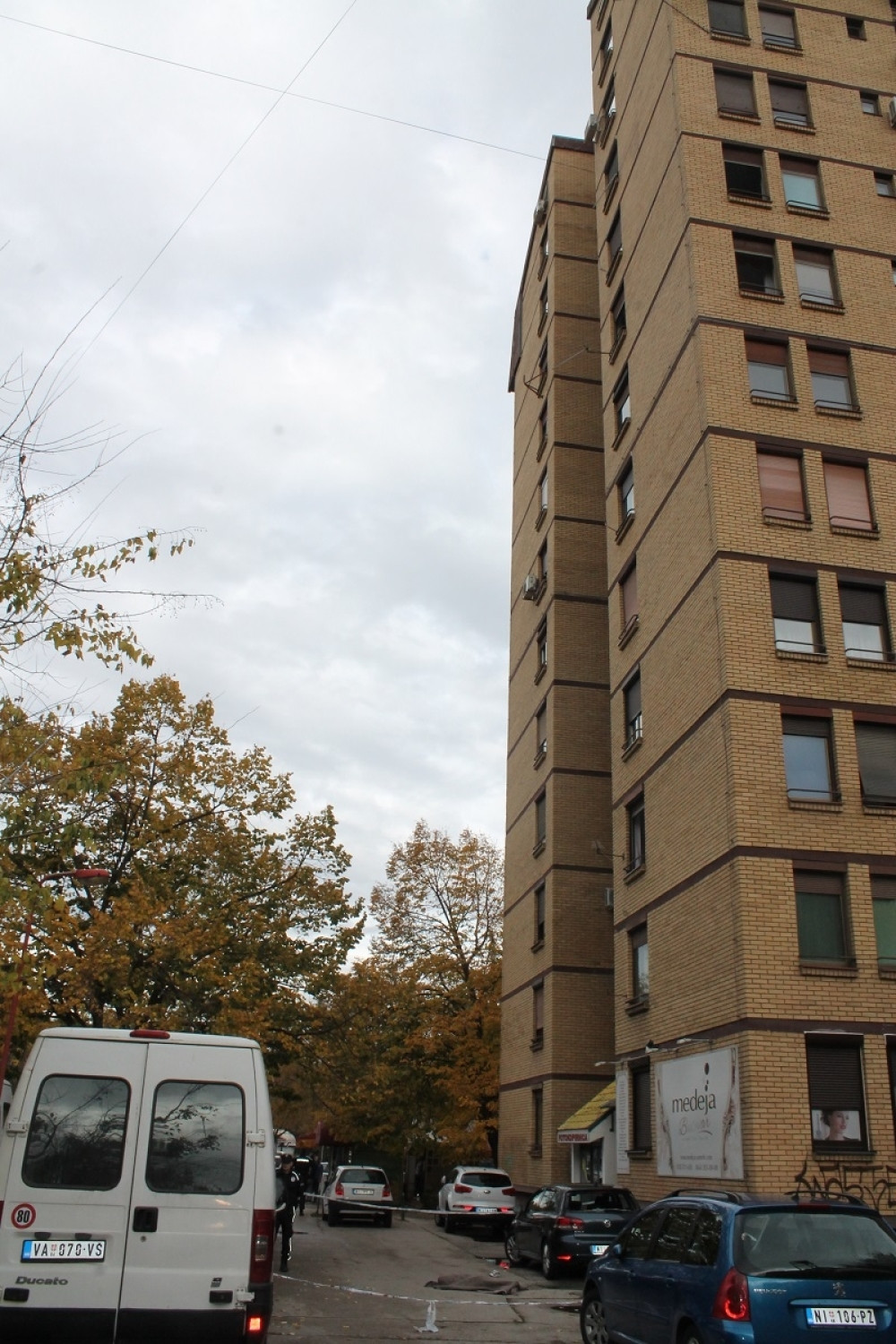 Porodica živela u zajedničkim prostorijama na vrhu solitera! (UZNEMIRUJUĆI FOTO)