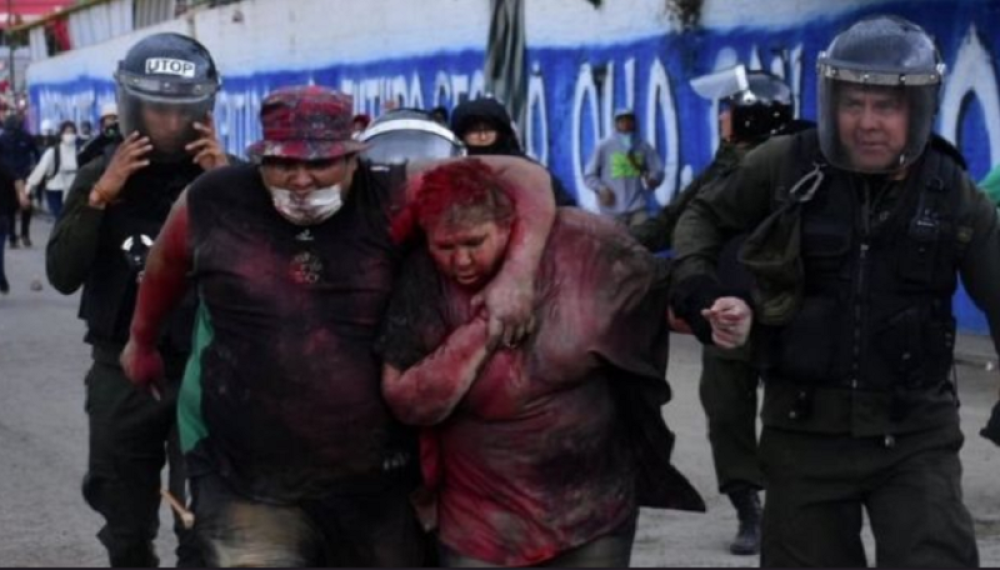 Demonstranti dohvatili gradonačelnicu, izvukli je na ulicu, ošišali je i celu ofarbali! Haos je tek počeo! (FOTO, VIDEO)