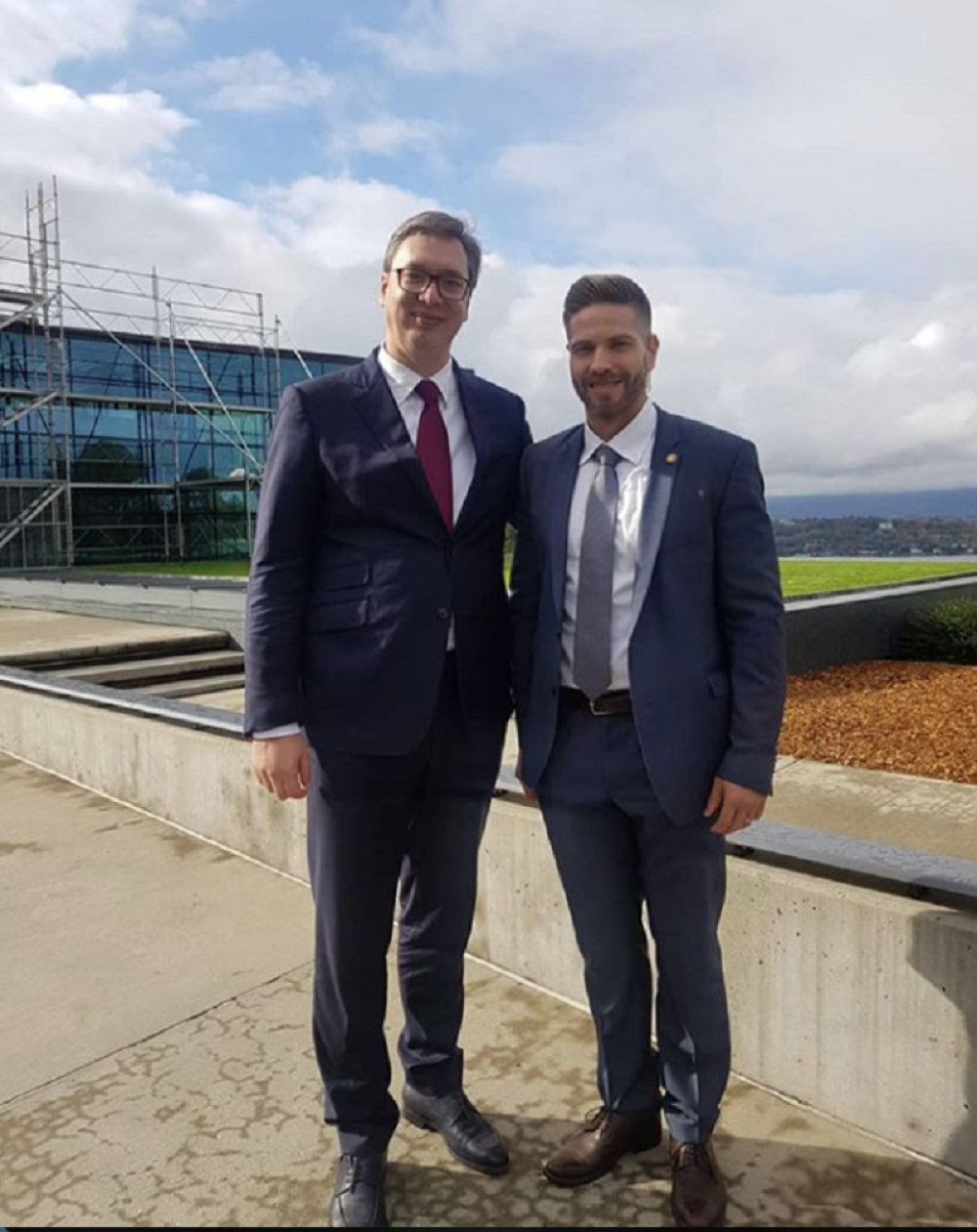 Istupio iz stroja švajcarske policije, pa prišao pravo predsedniku Srbije. Kada se predstavio Vučić se odmah nasmejao! (FOTO)