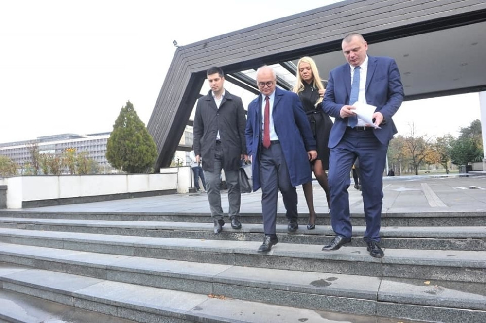 Vesić ponovo u klinču sa Boškom Obradovićem, ovog puta je bilo pravo u centar! (FOTO)