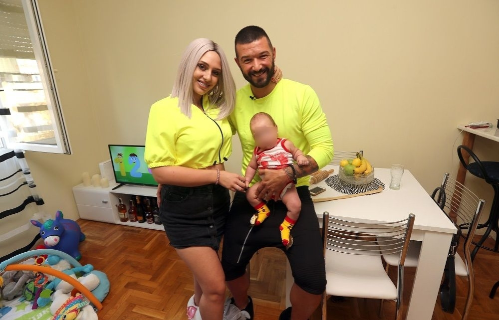 Nikola Lakić i Coka otvorili vrata svog stana, pa prvi put pokazali sina Lazara! Evo kako žive! (VIDEO)
