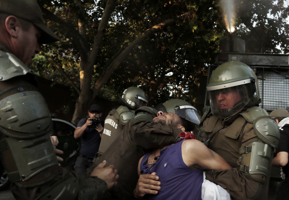 Znakom "STOP" krenuo na policiju i postao hit na društvenim mrežama! Njegov čin predstavlja predskazanje! (FOTO)