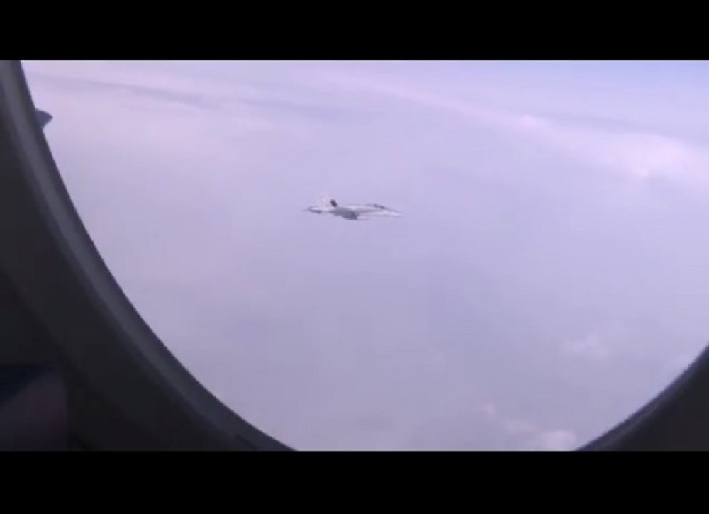 Lovac bombarder leteo pored predsedničkog aviona!