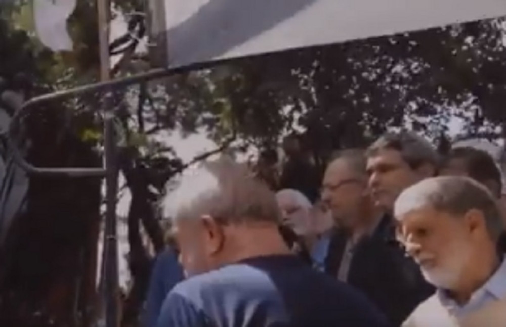 Bivši predsednik pušten iz zatvora! Izašao iz zgrade, pa poljubio devojku! (VIDEO)