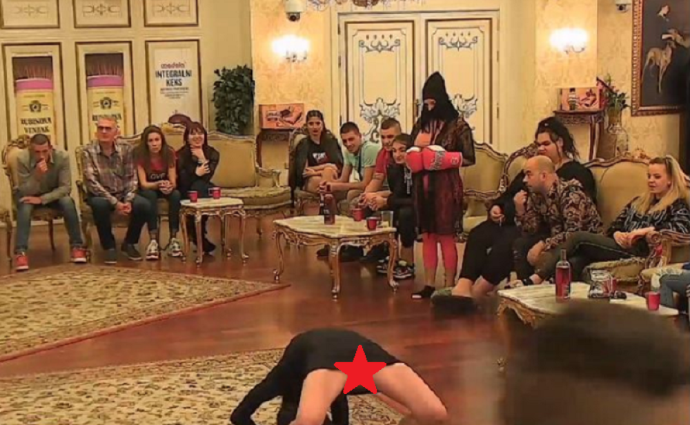 Učesnici Parova ispala vagina! Raširila noge, htela da uradi most, a onda su učesnici počeli da zvižde i dobacuju! (18+)