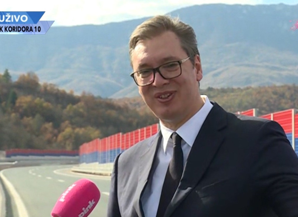 Vučić krenuo ka voditelju, a onda su mu u ruke gurnuli domaću, peglanu! Obradovao se kao nikad! (FOTO)