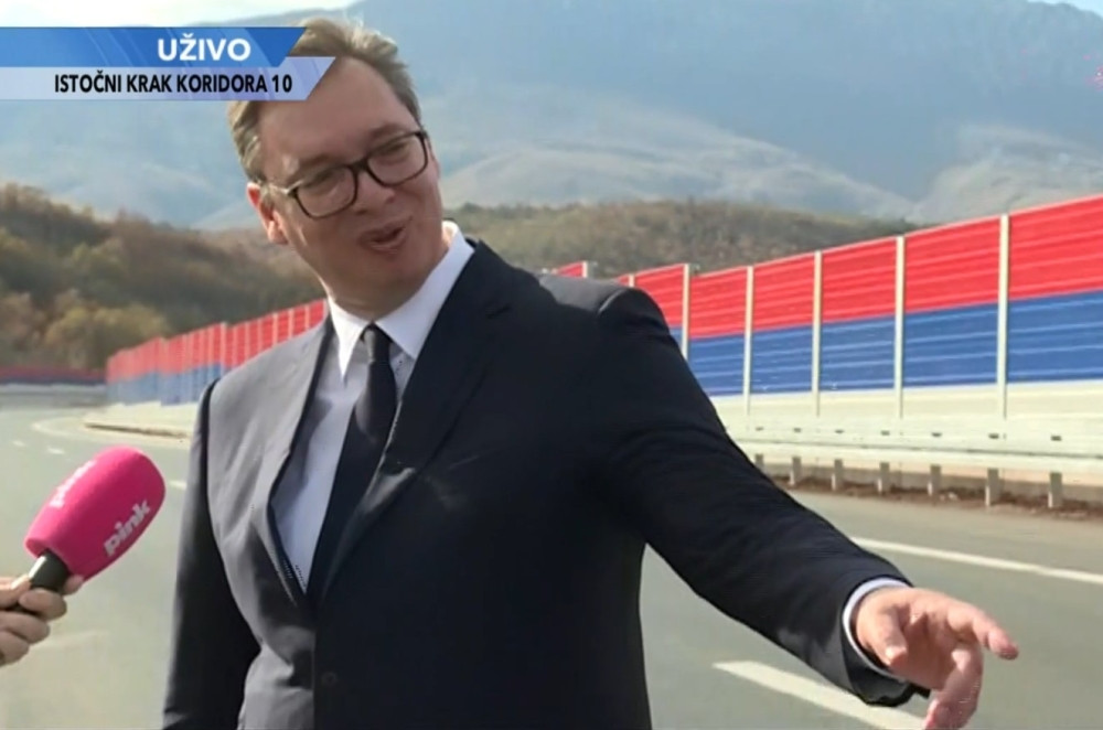 Kamerman krenuo da snima Vučića na Koridoru 10, a onda okrenuo objektiv! Video ga kako leži pored predsednika nasred puta!(FOTO)