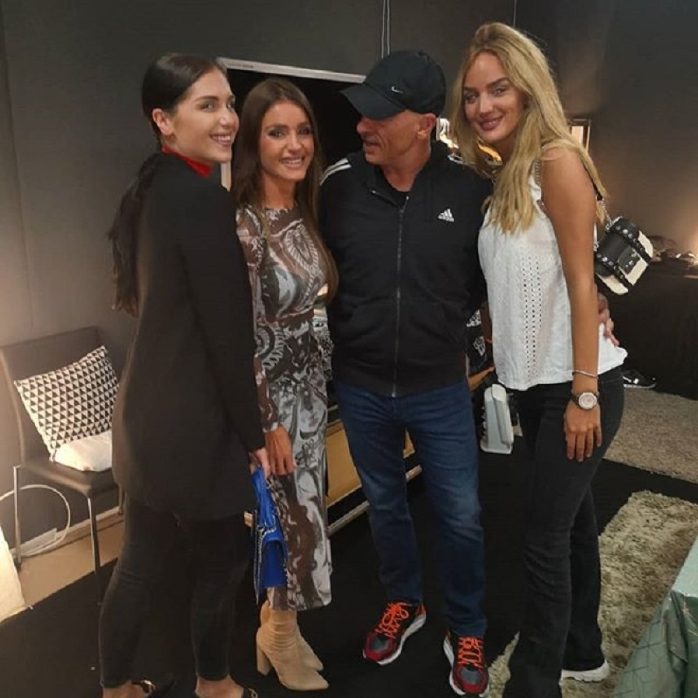 Ni čuveni pevač Eros Ramacoti nije mogao da odoli ovoj lepoti! (FOTO/VIDEO)