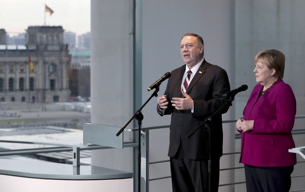 Skandal na proslavi, Merkelova počela da se trese kad je čula Pompea! Amerikanac žestoko osramotio domaćina!