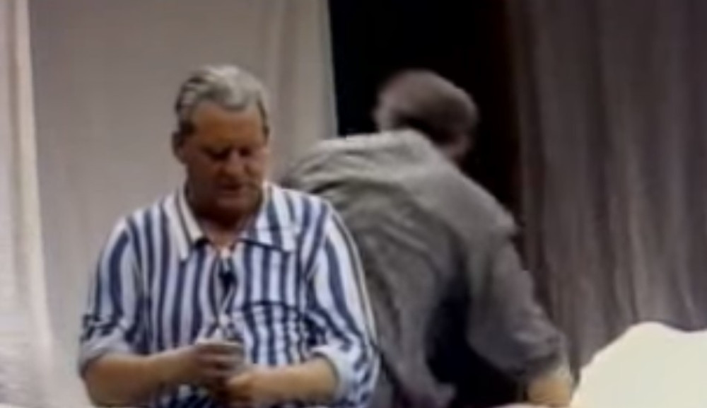 Pogledajte zabranjeni snimak: Petrući do savršenstva imitira Franju Tuđmana! (VIDEO)