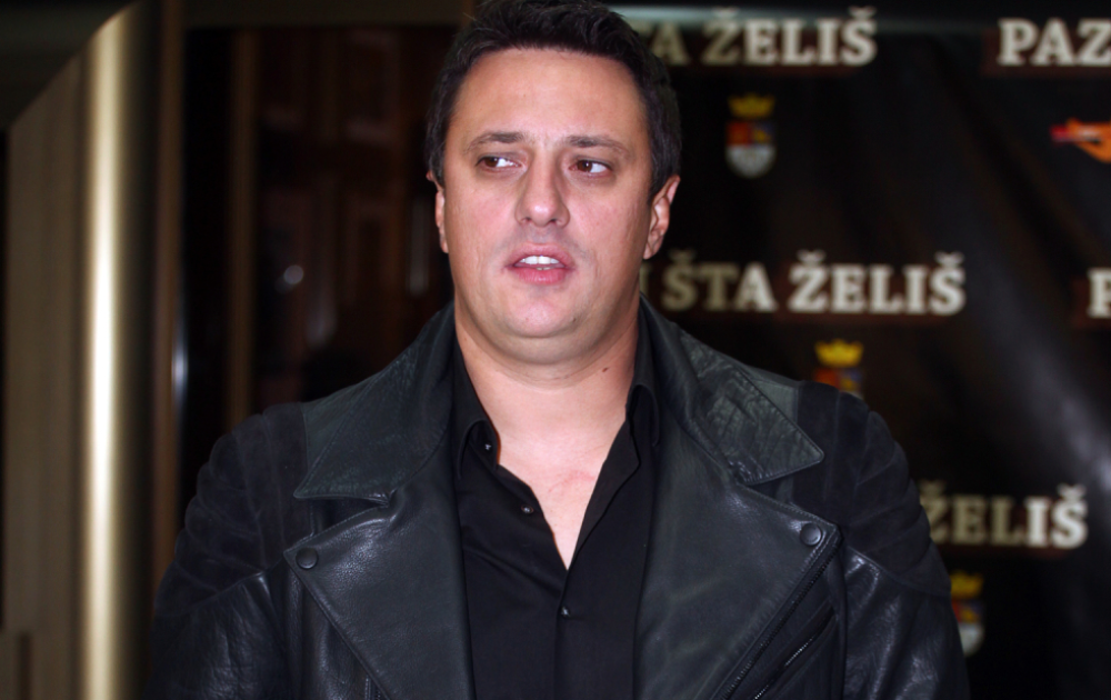 Andrija Milošević u lepršavoj haljini sa ženskim nakitom, region plače od smeha, a ona je glavni krivac (VIDEO)