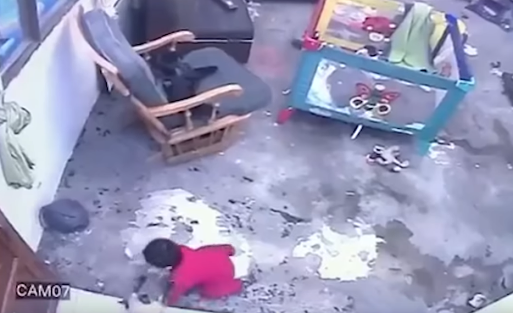 Hitrim pokretima je uspela da spreči tragediju! A ovo su reakcije roditelja! (VIDEO)