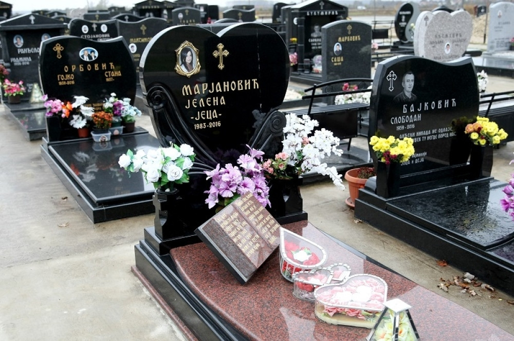 Posetilac svake noći radi jednu istu stvar na mestu gde je sahranjena! (FOTO SA LICA MESTA)