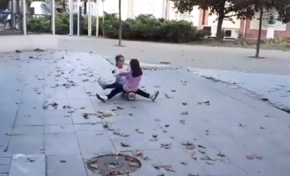 Hteo da podigne novac, a onda ugledao devojčice! Zbog njihovog ponašanja je zaboravio pin (VIDEO)