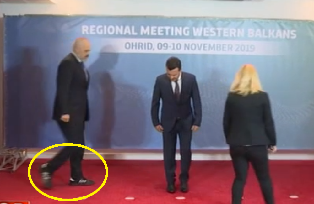 Rama se pojavio na konferenciji, na njemu odelo, a na nogama LEGENDARNE BEKENBAUERKE! Zaev gleda, ne veruje! Dajte mu i loptu...