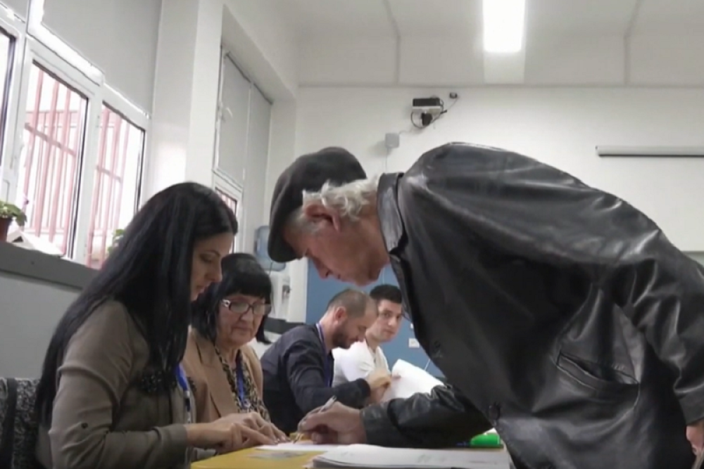 Aktuelni predsednik Joanis vodi u prvom krugu, ali ima opasnog protivnika! Sa njom nema šale! (VIDEO)