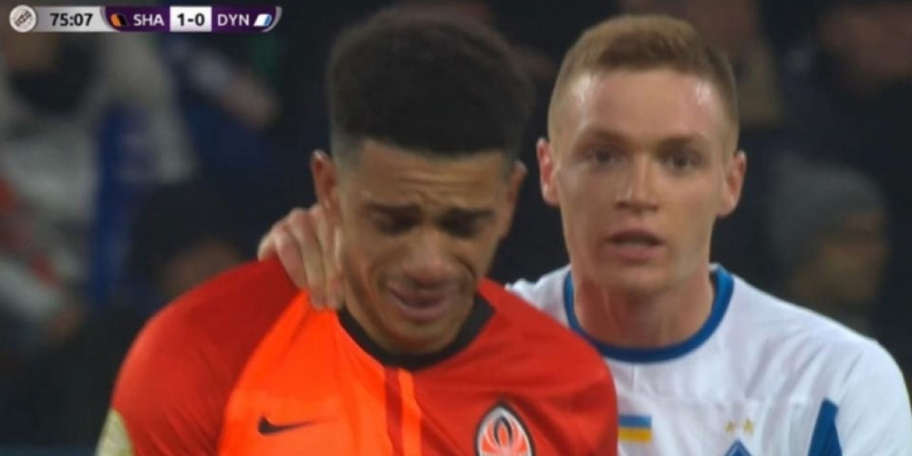 Rasplakao čak i Tajsona - prvo im pokazao srednji prst, pa napucavao huligane loptom, da bi dobio crveni karton! (VIDEO)