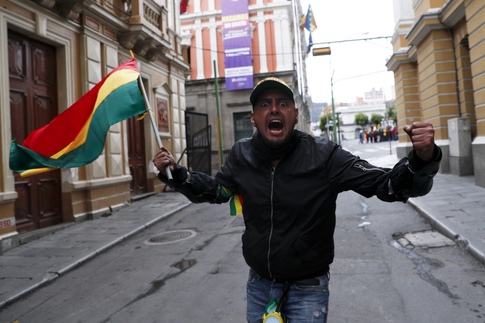 Građani nisu krili sreću! Spalili kovčeg sa imenom bivšeg predsednika! (VIDEO)