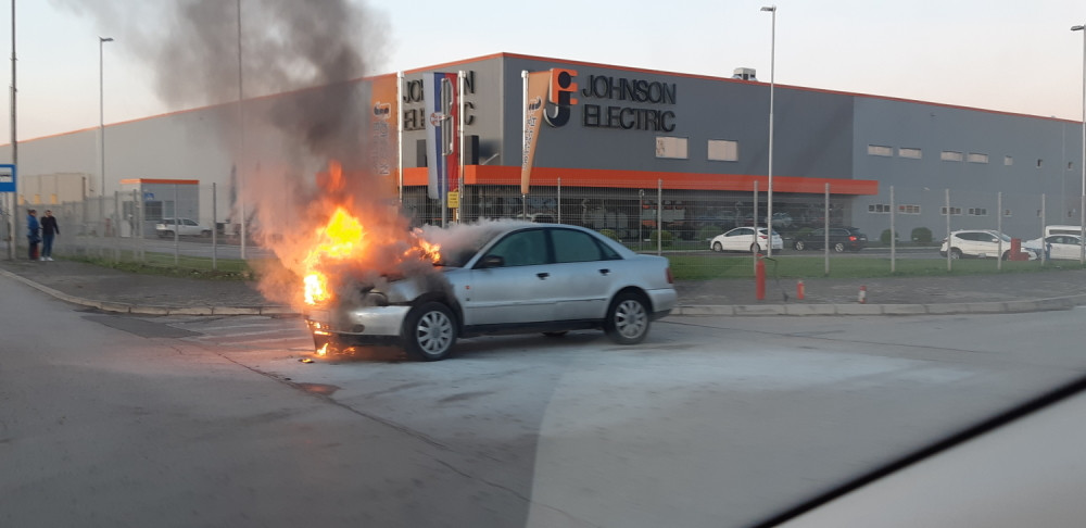U Nišu planuo automobil ispred fabrike!
