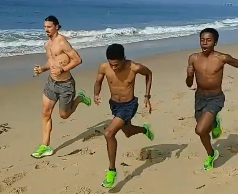 Dok fudbalski svet čeka njegov naredni korak, golgeter uživa uz šampione (VIDEO)