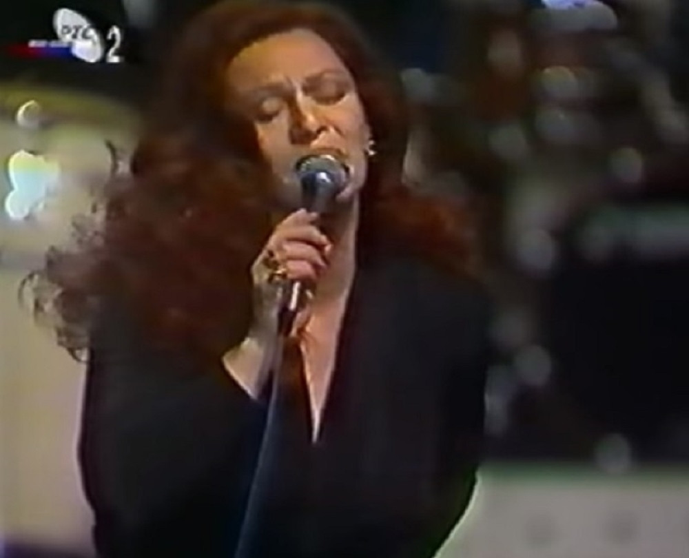 Odrekla se glamura i živi od 33.000 dinara! Mikrofon batalila, posvetila se unuku i zaslužuje aplauz!