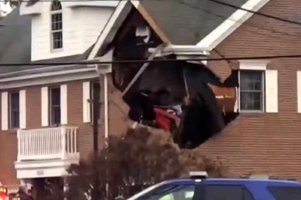 Automobilom se zakucao u drugi sprat zgrade! Stravična nesreća rano jutros! (VIDEO)