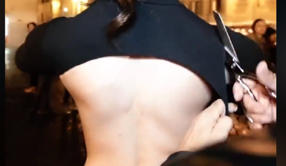 Isekao joj je haljinu nasred ulice! Ostaćete bez daha! (VIDEO)