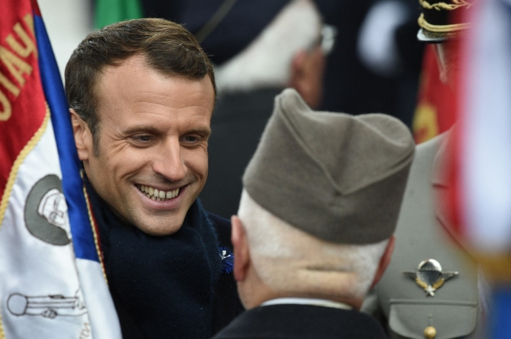 Makron usred Pariza krenuo ka Srbinu sa šajkačom - ono što je usledilo je za poštovanje!